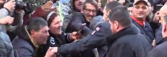 Salvini, il baciamano e la devozione popolare di Napoli Salvini, il baciamano e la devozione popolare di Napoli