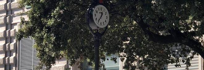 Napoli - Mancava da anni. Ritorna in città l'undicesimo storico orologio della città di Napoli, splendido esempio di arredo urbano di inizio ‘900 Napoli - Mancava da anni. Ritorna in città l'undicesimo storico orologio della città di Napoli, splendido esempio di arredo urbano di inizio ‘900