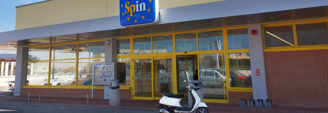Terrore all'Eurospin, assalto armato tra i clienti: poi i ladri fuggono in moto Terrore all'Eurospin, assalto armato tra i clienti: poi i ladri fuggono in moto
