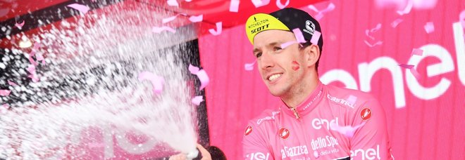Giro d'Italia, la maglia rosa Yates vince la tappa di Osimo