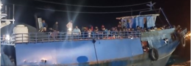 Maxi sbarco di migranti a Lampedusa, circa 400 su di un peschereccio attraccano al molo commerciale
