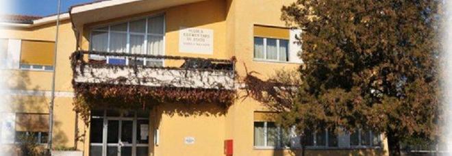 Maestra fa sputare in faccia all'alunno dai compagni. «Era solo un metodo educativo»