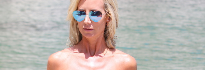 Elisabetta Pellini e Raffaela Anastasio sulla scogliera cult delle dive del cinema al Regina Isabella Elisabetta Pellini e Raffaela Anastasio sulla scogliera cult delle dive del cinema al Regina Isabella