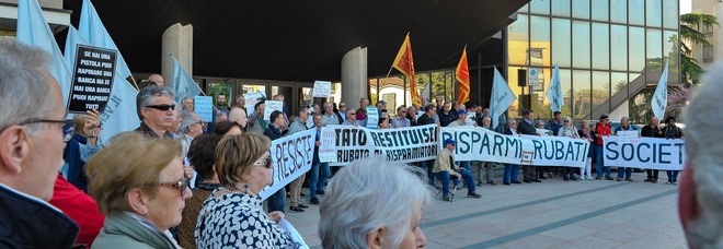 Protesta dei risparmiatori davanti al palazzo di Giustizia di Treviso Protesta dei risparmiatori davanti al palazzo di Giustizia di Treviso
