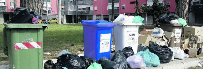 Rifiuti, ancora uno sciopero. E la nuova azienda non arriva Rifiuti, ancora uno sciopero. E la nuova azienda non arriva
