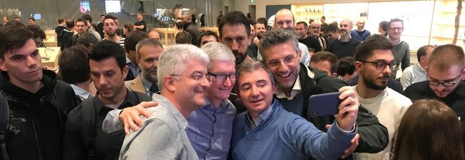 Tim Cook a sorpresa tra i clienti del negozio Apple di Milano: selfie con i dipendenti