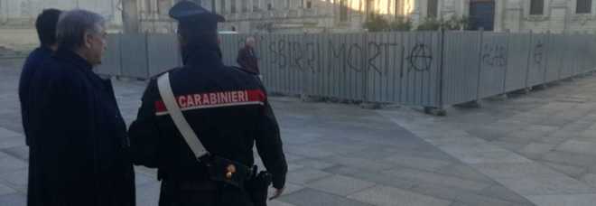 "Sorpresi con lo spray": sospetti su due anarchici per le scritte contro i poliziotti "Sorpresi con lo spray": sospetti su due anarchici per le scritte contro i poliziotti
