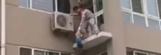 Bimbo sta cadendo dal quinto piano, militare rischia la vita e lo afferra al volo Video Bimbo sta cadendo dal quinto piano, militare rischia la vita e lo afferra al volo Video