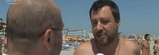Riparte l'estate a torso nudo di Salvini Riparte l'estate a torso nudo di Salvini