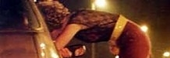 Retata di lucciole sulla "strada del sesso": 19 ragazze nei guai, rischiano l'espulsione Retata di lucciole sulla "strada del sesso": 19 ragazze nei guai, rischiano l'espulsione