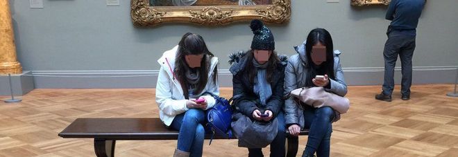 Smartphone al museo, la domanda che divide l'America: «Cosa c'è che non va in questa foto?»