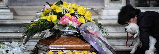 L'ultimo addio a Isabella Biagini in piazza del Popolo, poca gente per l'attrice "dimenticata"