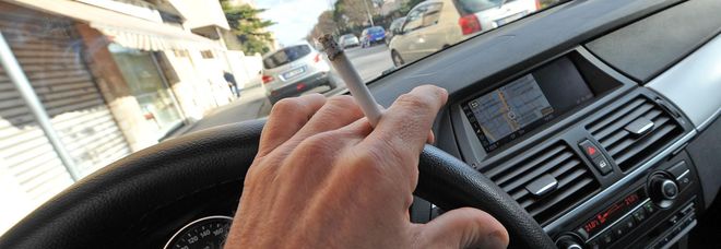 Sigaretta alla guida, boom di multe: raffica di sanzioni e punti decurtati