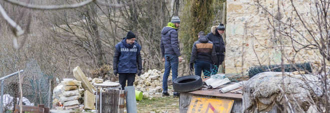 I carabinieri della scientifica sul luogo del delitto I carabinieri della scientifica sul luogo del delitto