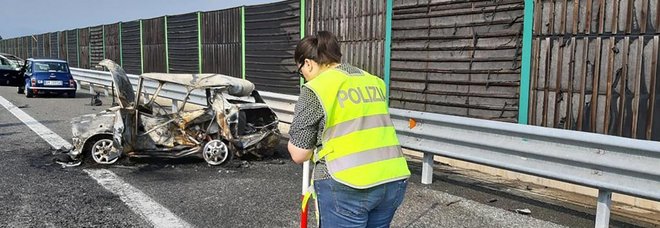 Mini d'epoca si incendia su Torino-Pinerolo, morti padre e figlioletta: andavano a un raduno
