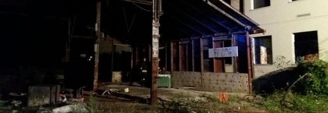 Carta in fiamme, incendio in un capannone industriale Carta in fiamme, incendio in un capannone industriale
