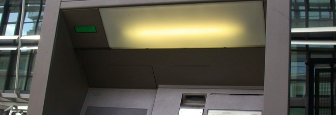 Le rubano la borsa, il ladro
trova il pin e preleva
i soldi dal bancomat