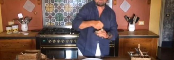 Beppe Grillo nella sua cucina. L'immagiane è tratta dal glog del Movimento 5Stelle Beppe Grillo nella sua cucina. L'immagiane è tratta dal glog del Movimento 5Stelle