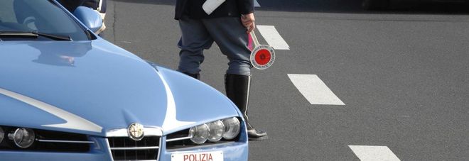 In auto parlava al cellulare col bimbo in braccio. E non aveva nemmeno mai preso la patente In auto parlava al cellulare col bimbo in braccio. E non aveva nemmeno mai preso la patente