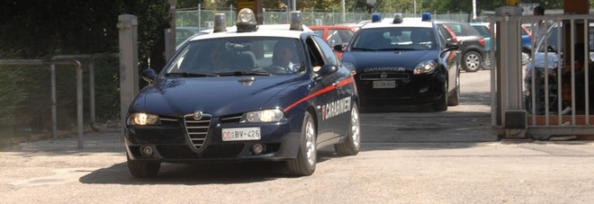 Vede i ladri di biciclette
all'opera, lancia l'allarme
e riesce a farli prendere
