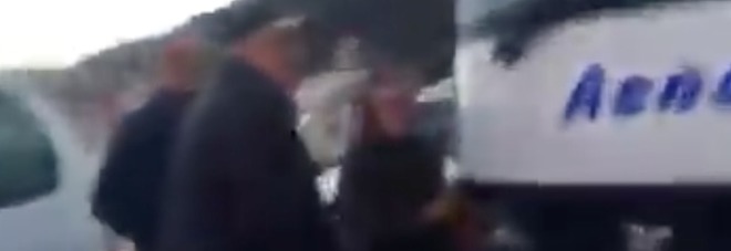 Coronavirus, psicosi a Ischia. Cittadina insulta turisti del nord Italia: «Vergognatevi, in quarantena!». Video