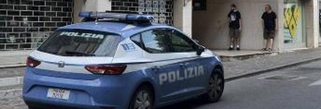 Sale al sesto piano del condominio e si lascia cadere: giallo sull'identità Sale al sesto piano del condominio e si lascia cadere: giallo sull'identità