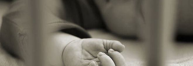 Neonato muore in culla Neonato muore in culla