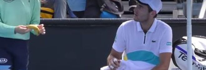 Il tennista chiede alla raccattapalle di sbucciargli la banana: rimproverato dall'arbitro