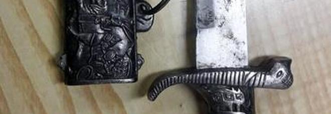 Coltello persiano con lama da 25 cm nascosto nel camion, lo scoprono ma la risposta è surreale Coltello persiano con lama da 25 cm nascosto nel camion, lo scoprono ma la risposta è surreale