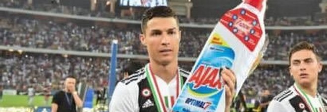 Juve eliminata ai quarti di Champions, l'ironia del web per la sconfitta con l'Ajax
