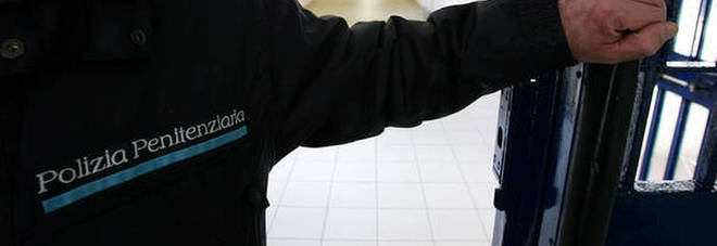 Sanremo, choc nel carcere: agente di polizia si uccide con la pistola d'ordinanza Sanremo, choc nel carcere: agente di polizia si uccide con la pistola d'ordinanza
