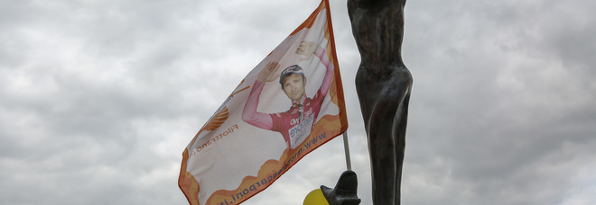 Vince Yates, ma le Marche
in rosa sono tutte
per Michele Scarponi