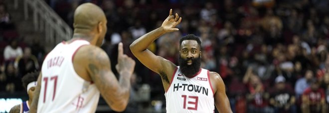 Pj Tucker si congratula con James Harden per la sua gara da 54 punti Pj Tucker si congratula con James Harden per la sua gara da 54 punti