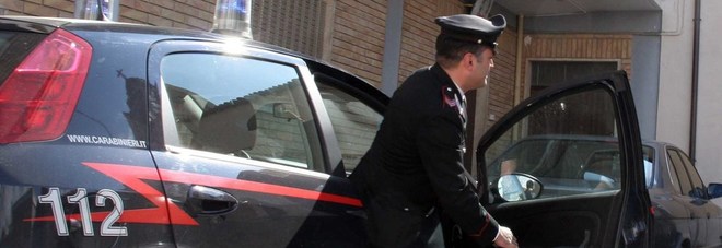 Maltratta da anni la compagna, bloccato mentre la picchia in strada: lei voleva lasciarlo Maltratta da anni la compagna, bloccato mentre la picchia in strada: lei voleva lasciarlo
