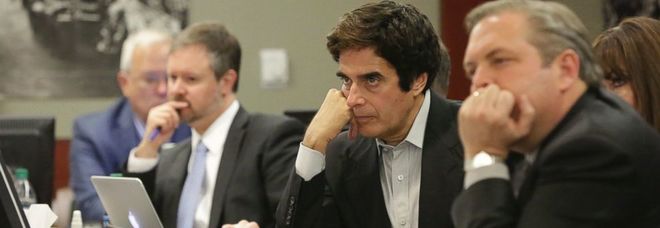 David Copperfield a processo costretto a rivelare al giudice uno dei suoi trucchi più famosi David Copperfield a processo costretto a rivelare al giudice uno dei suoi trucchi più famosi