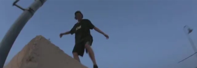 Salti da brividi con gli skate
al porto: l'ultima
moda degli spericolati