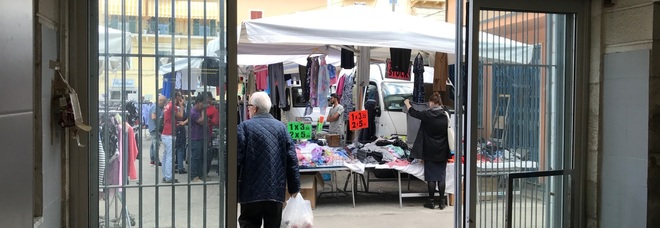 Le porte scorrevoli
del mercato funzionano
male: donna all'ospedale