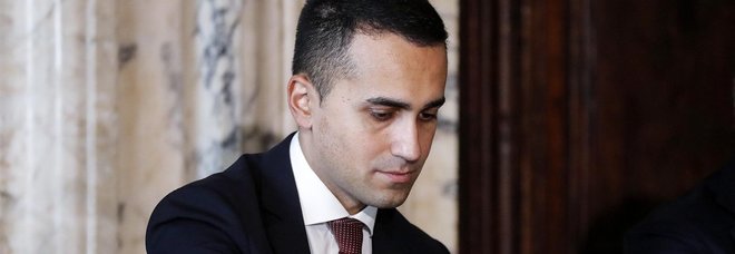 Manovra, Di Maio: «Deficit non oltre il 2,4%. Dall'euro non si esce». Spread a 300 Manovra, Di Maio: «Deficit non oltre il 2,4%. Dall'euro non si esce». Spread a 300