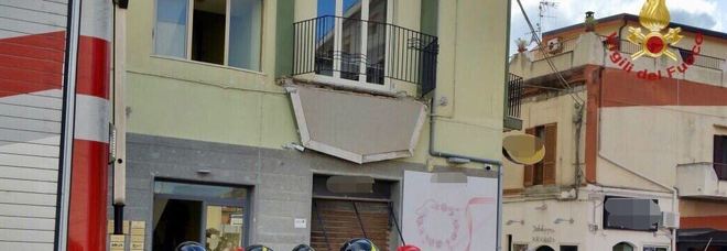 Crolla il terrazzino
di una palazzina al Lido
5 feriti, grave una ragazza