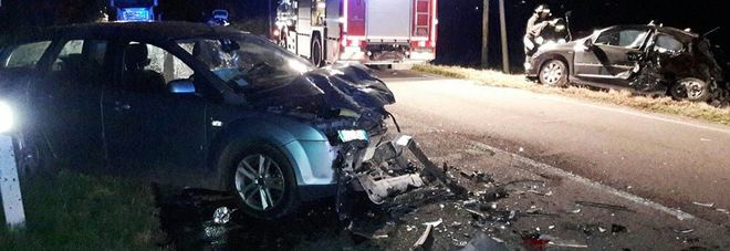 Schianto fra 3 auto alle 6 di mattina sulla Postumia. Un ferito incastrato Schianto fra 3 auto alle 6 di mattina sulla Postumia. Un ferito incastrato