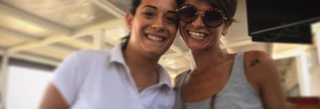 Alessandra Amoroso con la titolare del Lido Rocco a Sperlonga Alessandra Amoroso con la titolare del Lido Rocco a Sperlonga