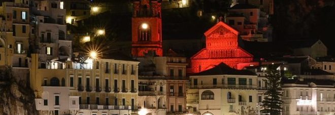 Il Duomo di Amalfi illuminato di rosso