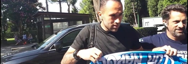Napoli, Ospina a Roma per le visite
in posa con la sciarpa: «Sono felice»