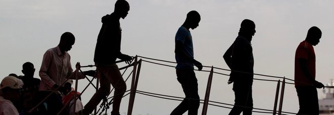 Inchiesta sul centro immigrati «Frodi e truffe»: 3 prefetti indagati Inchiesta sul centro immigrati «Frodi e truffe»: 3 prefetti indagati