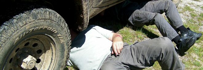 Cede il cric e resta schiacciato dalla sua auto mentre fa una riparazione, uomo in gravi condizioni