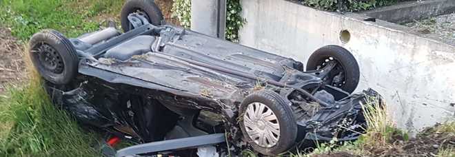 Sbanda in corsa, l'auto finisce nel fosso: 31enne perde la vita