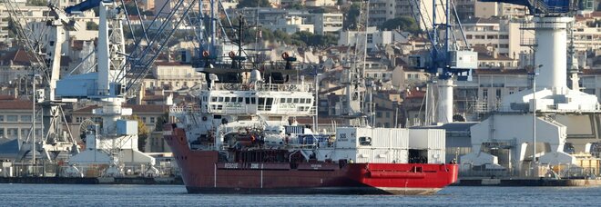 Navi migranti, Ocean Viking arrivata nel porto di Tolone
