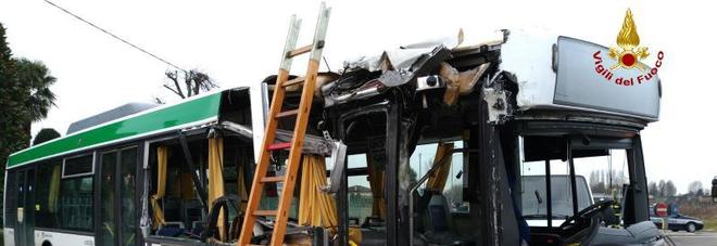 Paura sul bus: sbanda e sradica cartellone. Due passeggeri feriti