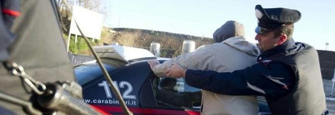 Calci e pugni ai carabinieri sotto l'effetto della droga: arrestato Calci e pugni ai carabinieri sotto l'effetto della droga: arrestato