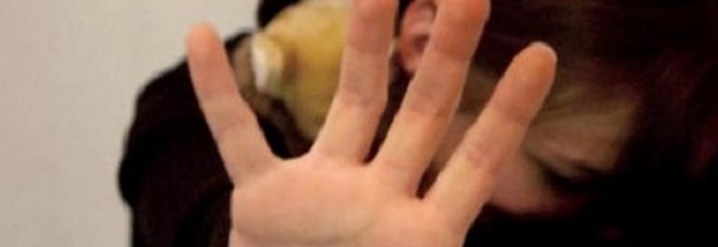 Ragazza di 14 anni accusa l'amico di 15: «Mi ha violentata al parco» Ragazza di 14 anni accusa l'amico di 15: «Mi ha violentata al parco»